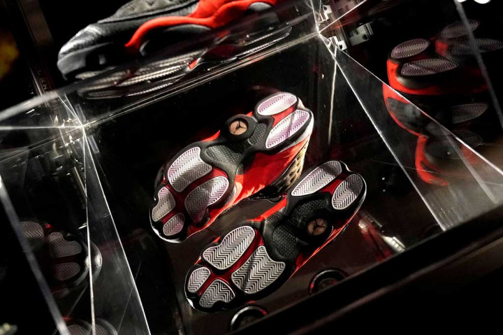 Penjualan itu memecahkan rekornya sendiri sebesar USD1,5 juta untuk sepatu kets, ditetapkan pada September 2021.