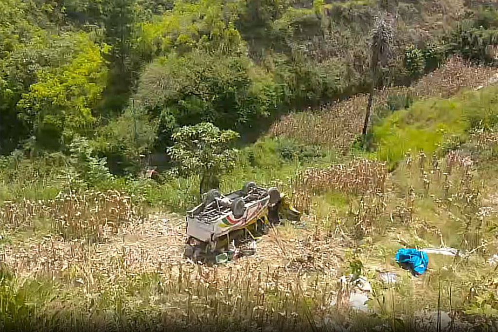 Bus angkutan umum bermuatan 15 orang terjun ke jurang di Kecamatan Nainggolan, Kabupaten Samosir, Sumatera Utara, Rabu, 12 April 2023. Akibatnya dua penumpang meninggal dunia dan belasan lainnya luka-luka. 