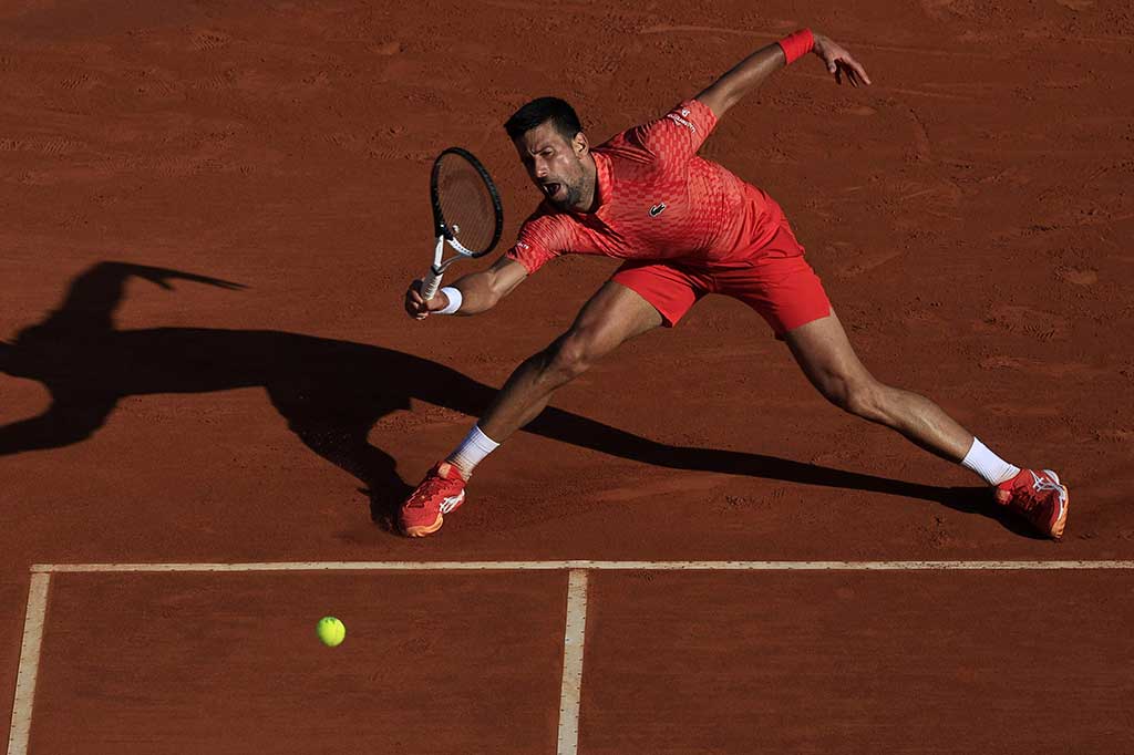 Petenis Serbia Novak Djokovic berusaha mengembalikan bola ke arah lawannya Ivan Gakhov pada pertandingan pembukanya di Monte Carlo Masters, Monaco, Rabu, 12 April 2023 WIB. 