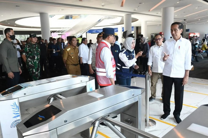 Presiden Joko Widodo (Jokowi) mengingatkan semua pihak untuk berhati-hati pada arus mudik Idul Fitri 1444 Hijriah/Lebaran 2023 karena jumlah pemudik diperkirakan melonjak 45 persen menjadi 123 juta orang pada 2023, dibandingkan sebesar 86 juta orang pada 2022.