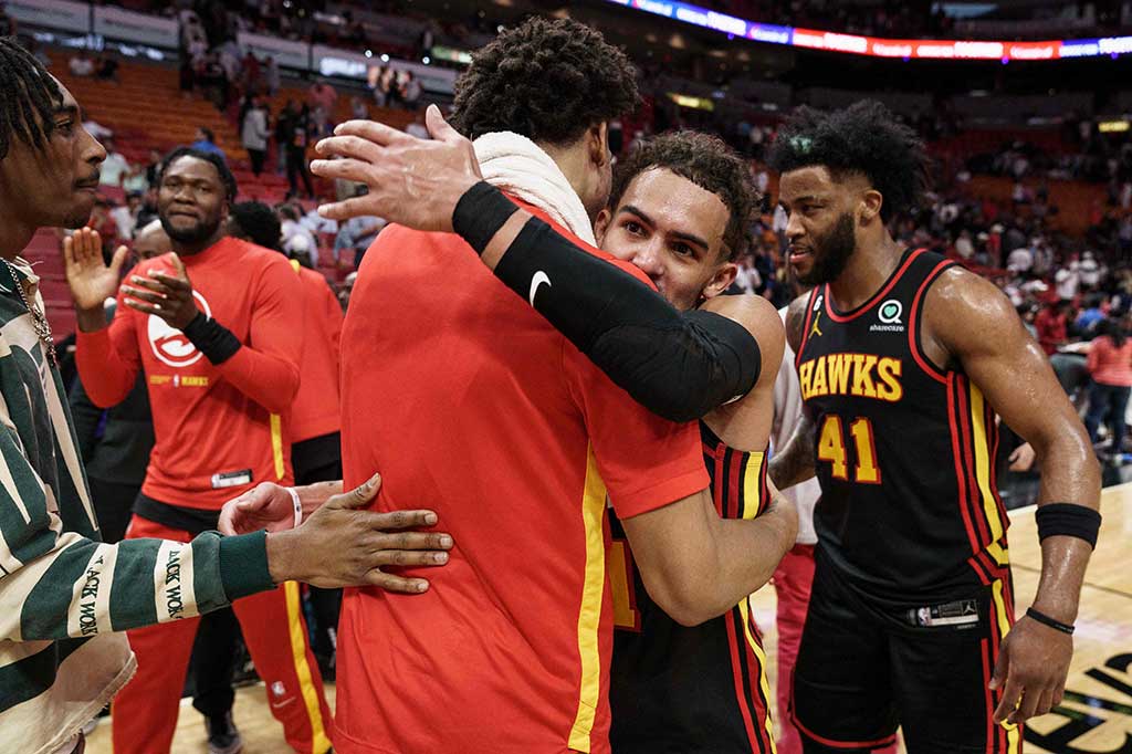 Trae Young melakukan sebrasi bersama rekan-rekan setimnya usai timnya Atlanta Hawks mengalahkan Miami Heat dengan skor akhir 116-105. Dengan hasil tersebut Hawks mengamankan posisi di babak play off.