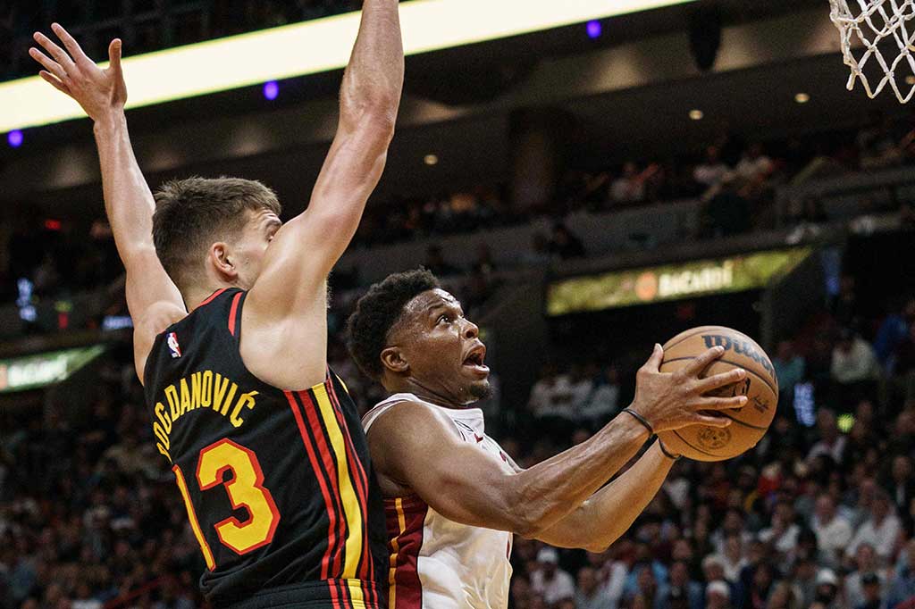 Sementara di kubu Heat, Kyle Lowry mencetak 33 poin dalam 33 menit waktu bermain, Tyler Herro 26 poin, Jimmy Butler 21 poin, dan Bam Adebayo 12 poin.