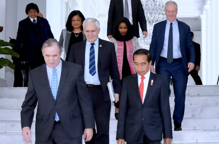 Pembahasan terakhir adalah Presiden Jokowi menyampaikan kesiapan kerja sama transisi energi termasuk melalui Just Energy Transition Partnership (JETP).