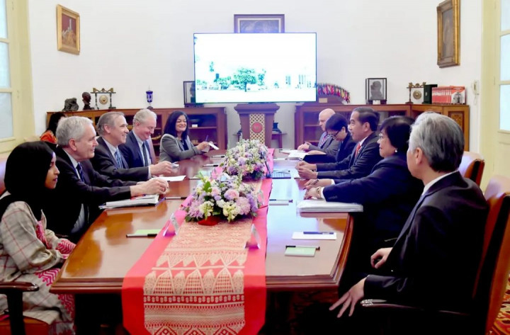Menurut Menlu, Presiden Jokowi dalam pertemuan tersebut menyampaikan komitmen Indonesia terhadap isu perubahan iklim dan isu tersebut memang menjadi ketertarikan dari delegasi anggota kongres AS.
Selanjutnya Presiden Jokowi juga meminta dukungan dari anggota kongres untuk perpanjangan fasilitas GSP dari Amerika Serikat.