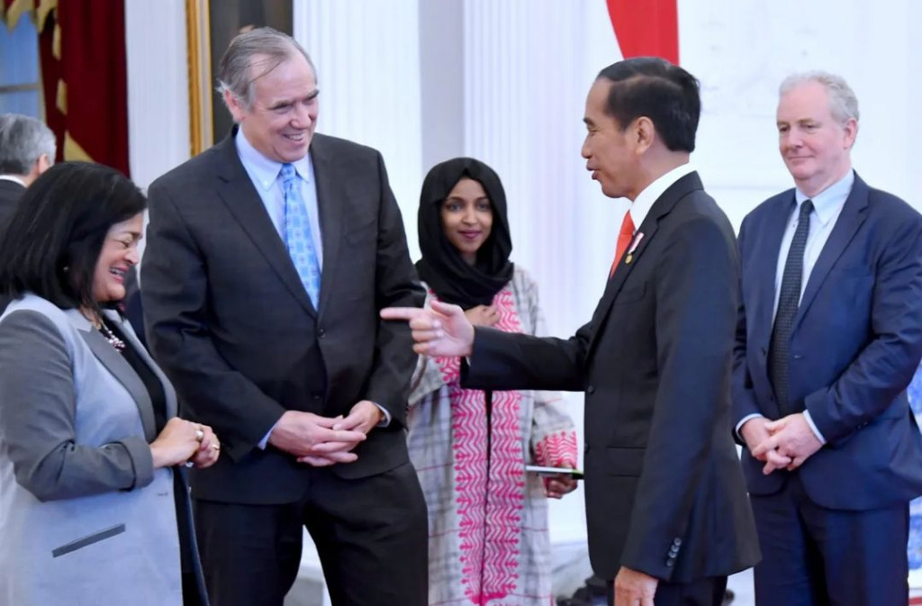 Presiden Joko Widodo bertemu dengan lima anggota Kongres Amerika dari Partai Demokrat, untuk membicarakan mengenai persoalan lingkungan khususnya perubahan iklim hingga rantai pasok global. Dalam pertemuan tersebut, Presiden Joko Widodo didampingi Menlu Retno Marsudi, Menteri Lingkungan Hidup dan Kehutanan Siti Nurbaya Bakar dan turut hadir Duta Besar (Dubes) Amerika Serikat (AS) untuk Indonesia Sung Y. Kim.