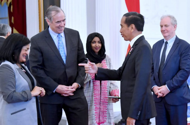 Presiden Joko Widodo bertemu dengan lima anggota Kongres Amerika dari Partai Demokrat, untuk membicarakan mengenai persoalan lingkungan khususnya perubahan iklim hingga rantai pasok global. Dalam pertemuan tersebut, Presiden Joko Widodo didampingi Menlu Retno Marsudi, Menteri Lingkungan Hidup dan Kehutanan Siti Nurbaya Bakar dan turut hadir Duta Besar (Dubes) Amerika Serikat (AS) untuk Indonesia Sung Y. Kim.
