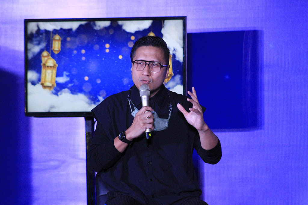 Arie juga menjelaskan bagaimana tantangan serta tanggapan keluarga dan juga teman-temannya yang ia hadapi ketika dirinya berhijrah. 