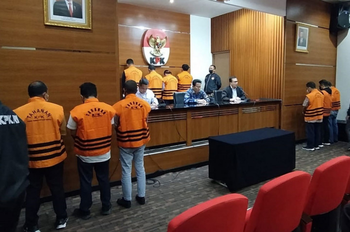 Johanis menyebut para tersangka tersebut terdiri dari empat pihak yang diduga sebagai pemberi suap yakni Direktur PT IPA (Istana Putra Agung) Dion Renato Sugiarto (DIN), Direktur PT DF (Dwifarita Fajarkharisma) Muchamad Hikmat (MUH), Direktur PT KA Manajemen Properti sampai Februari 2023 Yoseph Ibrahim (YOS) dan VP PT KA Manajemen Properti Parjono (PAR).