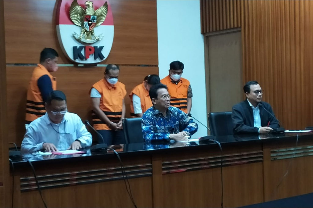 Sedangkan enam tersangka lainnya diduga sebagai penerima suap yakni Direktur Prasarana Perkeretaapian Harno Trimadi (HNO), Kepala Balai Teknik Perkeretaapian (BTP) Jawa Tengah Putu Sumarjaya, Pejabat Pembuat Komitmen (PPK) BTP Jawa Tengah Bernard Hasibuan (BEN), PPK BPKA Sulawesi Selatan Achmad Affandi (AFF), PPK Perawatan Prasarana Perkeretaapian Fadliansyah (FAD), dan PPK BTP Jawa Barat Syntho Pirjani Hutabarat (SYN).
