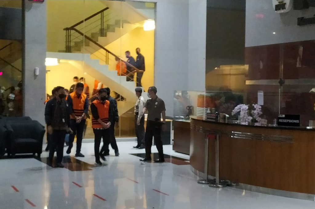 Untuk kepentingan penyidikan para tersangka, kata Johanis, kini ditahan selama 20 hari ke depan terhitung sejak 12 April 2023 sampai dengan 1 Mei 2023 di beberapa Rutan KPK.