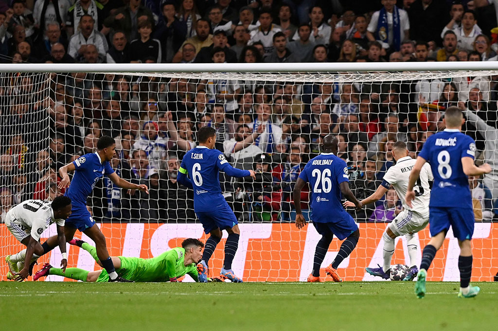 Madrid mendominasi penguasaan bola sejak awal laga. Los Blancos akhirnya berhasil membuka keunggulan pada menit ke-21. Berawal dari umpan Dani Carvajal ke kotak penalti, bola berhasil ditendang Vinicius. Bola rebound tepisan Kepa Arrizabalaga langsung disambar Karim Benzema menjadi gol pembuka untuk tuan rumah.