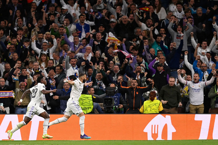 Benzema berselebrasi usai menjebol gawang Chelsea.