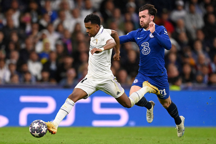 Tertinggal satu gol, Chelsea justru harus bermain dengan 10 pemain setelah Ben Chilwell diusir wasit seusai menarik baju Rodrygo di depan kotak penalti. 
