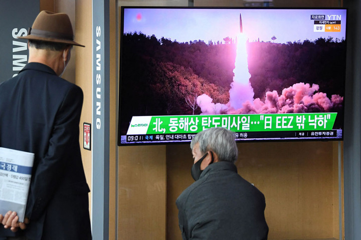Korea Utara menembakkan rudal balistik ke arah laut, Kamis, 13 April 2023. Uji coba tersebut mendorong Jepang untuk mengeluarkan peringatan kepada penduduk di wilayah Hokkaido utara agar mereka berlindung.