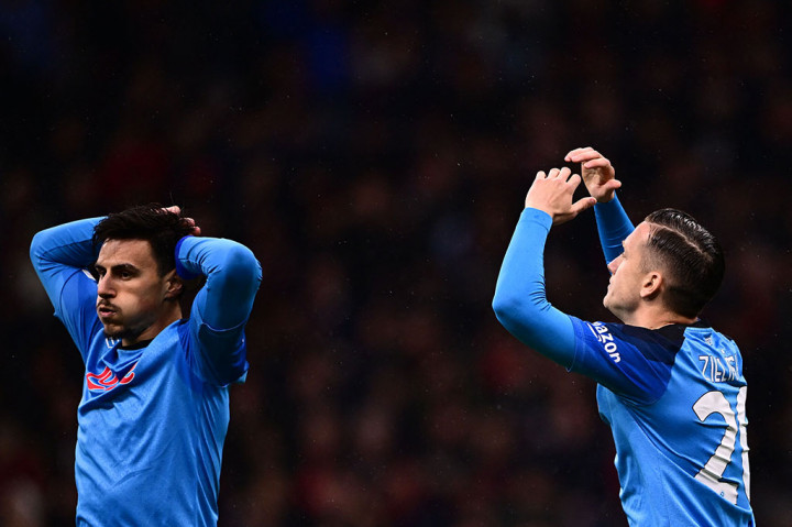 Napoli langsung tancap gas di babak kedua. Mereka hampir menyamakan kedudukan pada menit ke-50 lewat sundulan Eljif Elmas. Sayang bola masih mengenai mistar.