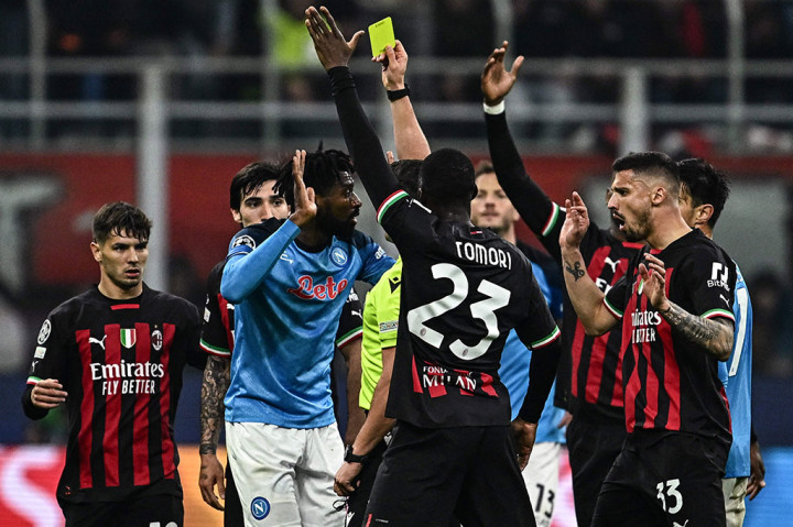 Pada menit ke-74, Napoli harus bermain dengan 10 pemain setelah Frank Anguissa mendapatkan kartu kuning kedua setelah melanggar Theo Hernandez.