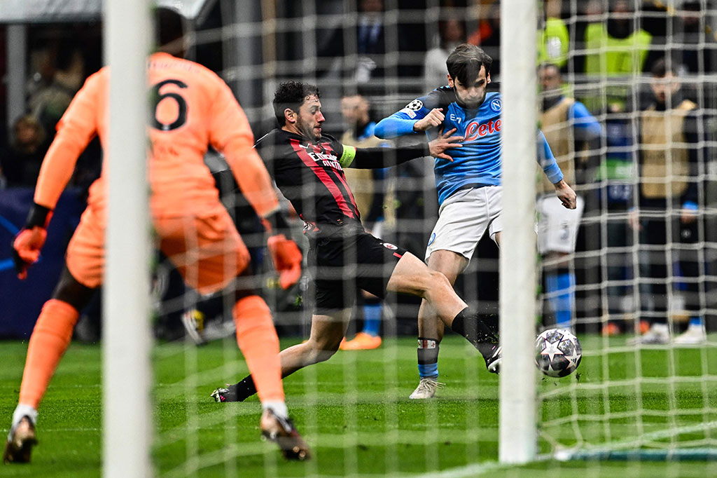 Kalah jumlah pemain membuat Napoli kesulitan untuk membangun serangan mereka dan skor 1-0 bertahan hingga akhir pertandingan.