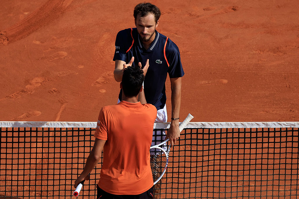 Daniil Medvedev melewati laga pertamanya di lapangan tanah liat tahun ini dengan mengalahkan petenis wild card asal Italia Lorenzo Sonego dengan skor 6-3, 6-2.
