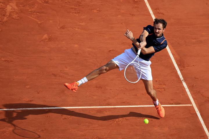 Medvedev mematahkan servis Sonego pada percobaan pertama dan kemudian dua kali lagi pada set kedua untuk meraih kemenangan ke-25 dalam 26 pertandingan tingkat tur yang dia jalani belakangan ini.
