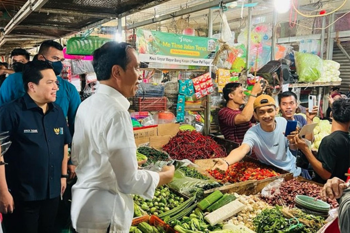 Presiden Joko Widodo berbincang dengan para pedagang saat mengunjungi Pasar Pal Tugu, Depok, Jawa Barat, Kamis, 13 April 2023.