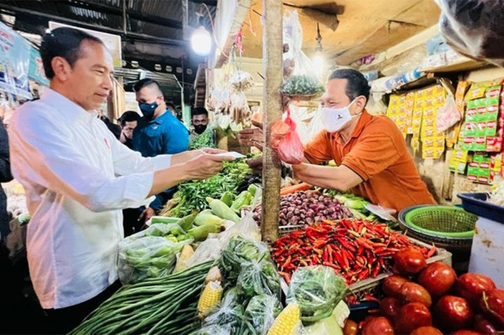 Jokowi memerintahkan Perum Bulog untuk melakukan operasi pasar guna mengendalikan harga beras di Pasar Pal Tugu Depok. 