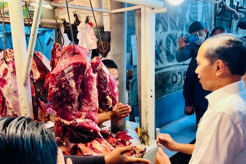 Jokowi meninjau harga bahan-bahan pokok di Pasar Pal Tugu pada hari-hari terakhir menjelang akhir Ramadan dan Lebaran 2023. Menurut Jokowi, sejumlah komoditas pangan mengalami penurunan harga seperti bawang merah, telur, bawang putih dan daging ayam. Namun, beras masih mengalami kenaikan harga. Di luar beras, harga bahan pangan terkendali. 
