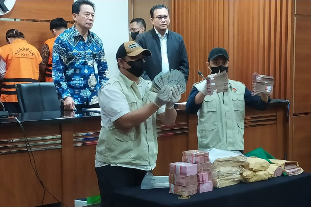 Komisi Pemberantasan Korupsi menyita uang tunai Rp2,823 miliar sebagai barang bukti operasi tangkap tangan beberapa pejabat Direktorat Jenderal Perkeretaapian terkait kasus dugaan suap rekayasa lelang proyek pembangunan dan perbaikan rel kereta di berbagai wilayah Indonesia.