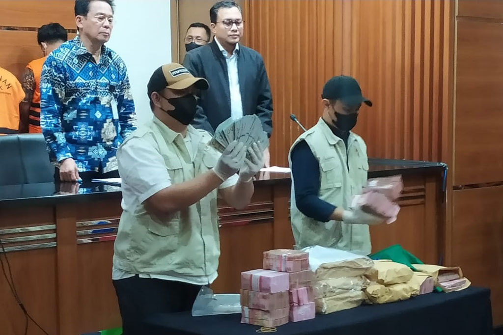 Sedangkan perkiraan nilai suap yang diterima para tersangka dalam dalam kasus dugaan suap tersebut mencapai sekitar Rp14,5 miliar.