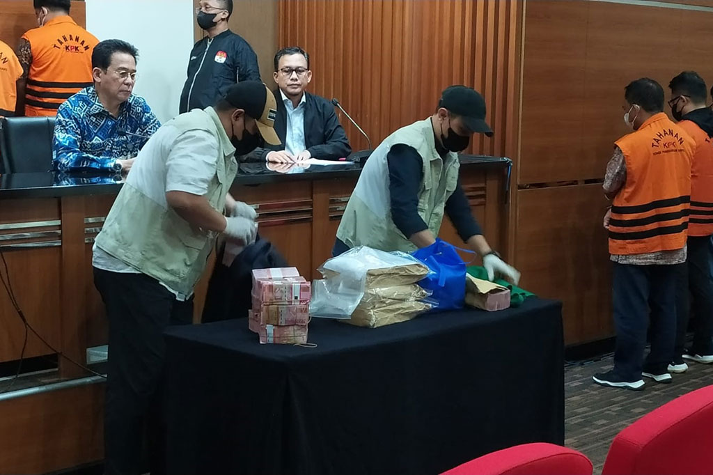 Dalam kegiatan operasi tangkap tangan (OTT) tersebut, Tim KPK mengamankan 25 orang, yaitu 16 orang diamankan di Jakarta dan Depok, delapan orang di Semarang, dan satu orang di Surabaya. KPK selanjutnya menetapkan 10 orang sebagai tersangka dengan perannya masing-masing.