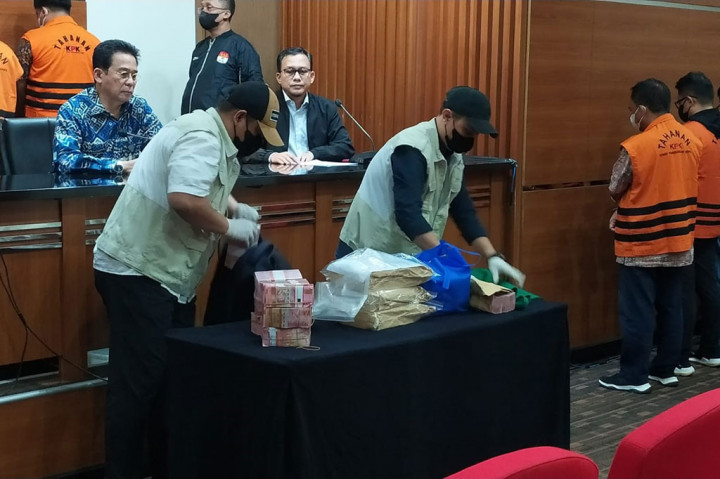 Dalam kegiatan operasi tangkap tangan (OTT) tersebut, Tim KPK mengamankan 25 orang, yaitu 16 orang diamankan di Jakarta dan Depok, delapan orang di Semarang, dan satu orang di Surabaya. KPK selanjutnya menetapkan 10 orang sebagai tersangka dengan perannya masing-masing.