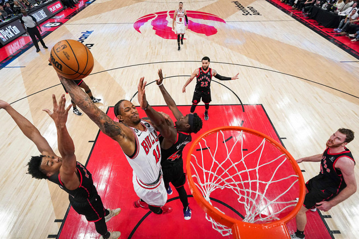 DeMar DeRozan mencetak 23 poin melawan mantan timnya. Nikola Vucevic menambahkan 14 poin dan 13 rebound untuk Bulls.