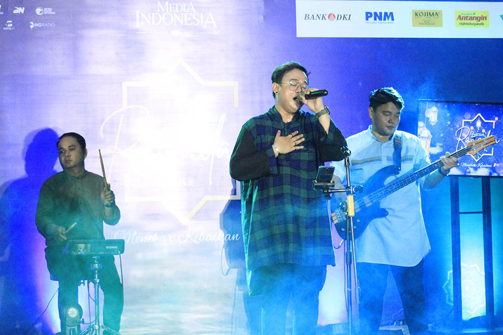 Kemudian grup musik kedua, yakni Vinera. Grup musik yang memiliki 5 personel tampil dengan membawakan 2 lagu yang berjudul 'Karunianya' yang merupakan lagu ciptaan grup musik tersebut.