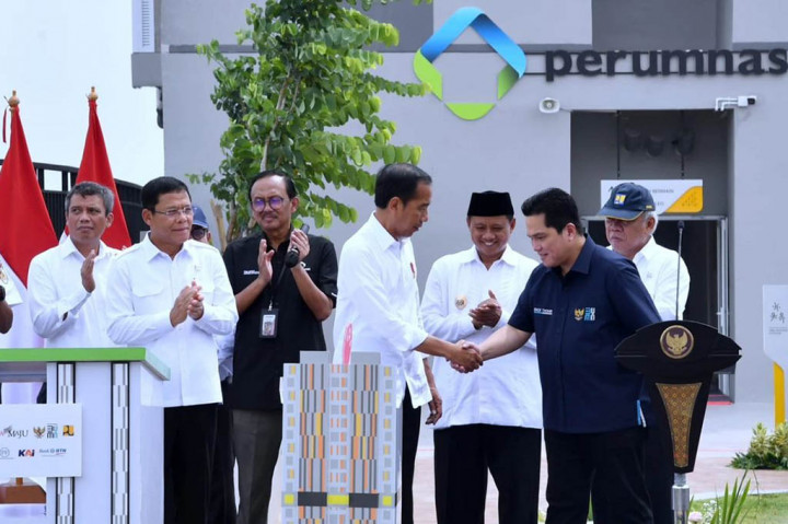 Jokowi kemudian meresmikan hunian tersebut yang ditandai dengan pemutaran kunci yang mengaktifkan bunyi sirine.