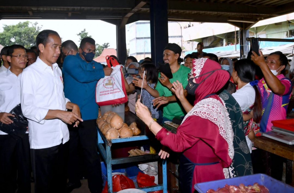 Presiden Joko Widodo menegaskan minyak goreng kemasan rakyat yang diluncurkan oleh Kementerian Perdagangan, MinyaKita, memang dipasok khusus untuk masyarakat bawah yang membutuhkan.