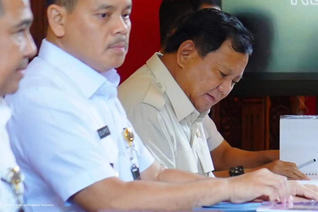 Saat menerima Gubernur Lemhannas, Menhan Prabowo didampingi beberapa pejabat Eselon I dan II Kemhan antara lain Dirjen Strahan Kemhan Mayjen TNI Bambang Trisnohadi, Dirjen Renhan Kemhan Laksda TNI Supo Dwi Diantara , Kabaranahan Kemhan Marsda TNI Yusuf Jauhari, Kabainstrahan Kemhan Mayjen TNI Yudi Abrimantyo, Kapusinfostrahan Bainstrahan Kemhan Brigjen TNI Robi Herbawan dan Karo Humas Setjen Kemhan Brigjen TNI Edwin Adrian Sumantha.