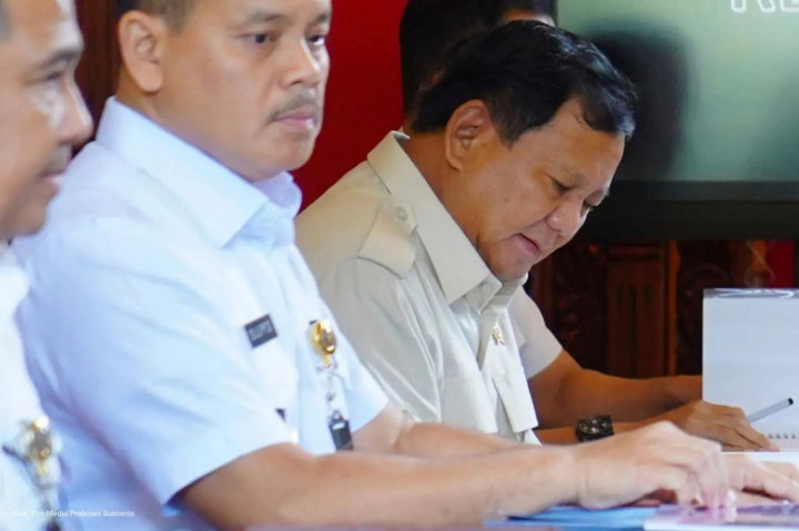 Saat menerima Gubernur Lemhannas, Menhan Prabowo didampingi beberapa pejabat Eselon I dan II Kemhan antara lain Dirjen Strahan Kemhan Mayjen TNI Bambang Trisnohadi, Dirjen Renhan Kemhan Laksda TNI Supo Dwi Diantara , Kabaranahan Kemhan Marsda TNI Yusuf Jauhari, Kabainstrahan Kemhan Mayjen TNI Yudi Abrimantyo, Kapusinfostrahan Bainstrahan Kemhan Brigjen TNI Robi Herbawan dan Karo Humas Setjen Kemhan Brigjen TNI Edwin Adrian Sumantha.