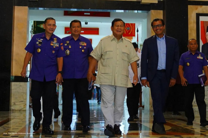 “Terima kasih Bapak Gubernur Lemhannas atas kajiannya terkait perkembangan lingkungan nasional, regional dan global, hal ini sangat berharga untuk meningkatkan kewaspadaan pertahanan negara,” ujar Menhan Prabowo.