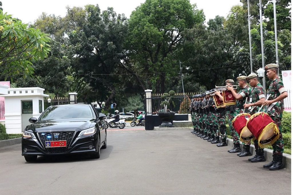 Menteri Pertahanan (Menhan) Prabowo Subianto menerima kunjungan Gubernur Lemhannas Andi Widjajanto di Kemhan, Jakarta, Kamis, 13 April 2023.