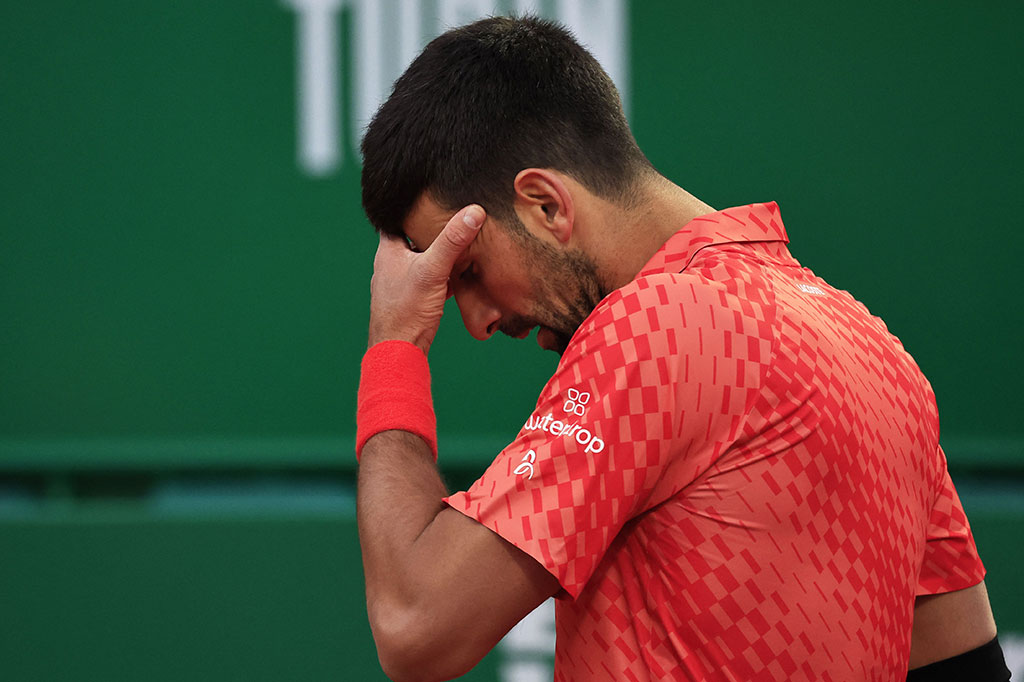 Petenis Serbia Novak Djokovic kecewa setelah tersingkir di babak 16 besar Turnamen Monte Carlo Masters seusai kalah dari Lorenzo Musetti dalam tiga set, Jumat, 14 April 2023 WIB.