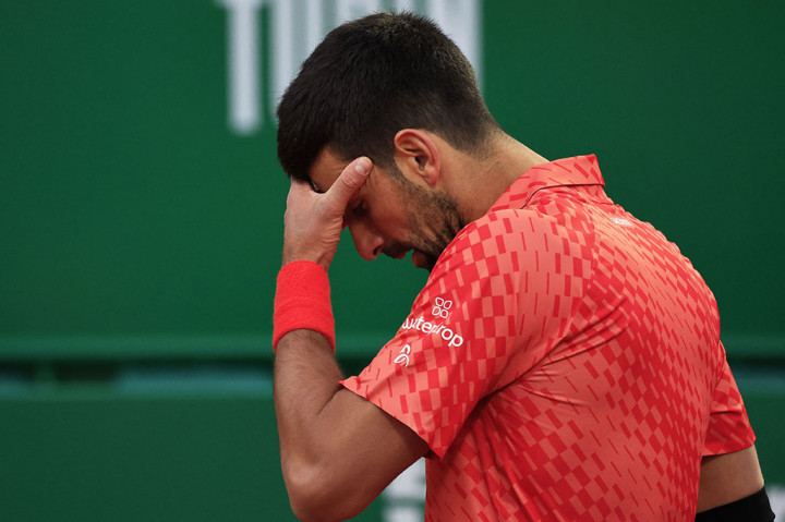 Petenis Serbia Novak Djokovic kecewa setelah tersingkir di babak 16 besar Turnamen Monte Carlo Masters seusai kalah dari Lorenzo Musetti dalam tiga set, Jumat, 14 April 2023 WIB.