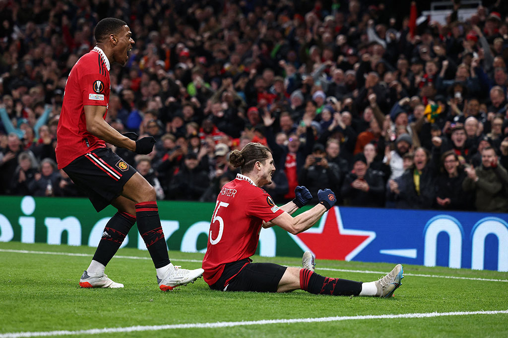 MU langsung tampil menyerang sejak awal laga. Mereka berhasil membuka keunggulan pada menit ke-14. Bruno Fernandes menyodorkan bola kepada Marcel Sabitzer yang kemudian memutar badannya sebelum melepaskan tembakan untuk membawa timnya unggul 1-0.