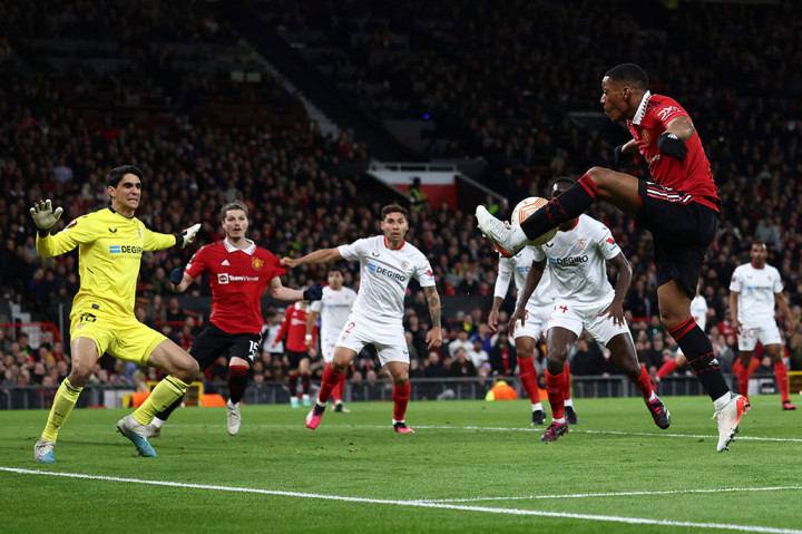 MU nyaris menambah keunggulan pada menit ke-61. Tendangan Antony Martial mengarah ke pojok kiri atas gawang. Sayang bola masih membentur tiang gawang Bounou.