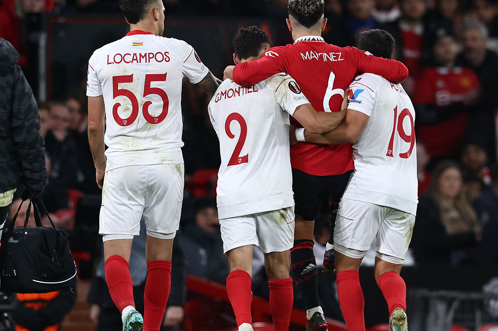 Bek MU, Lisandro Martinez harus ditarik keluar lapangan karena mengalami cedera. Dia kemudian dibopong dua pemain Sevilla ke pinggir lapangan. MU harus bermain dengan 10 orang, karena telah melakukan semua pergantian pemain.