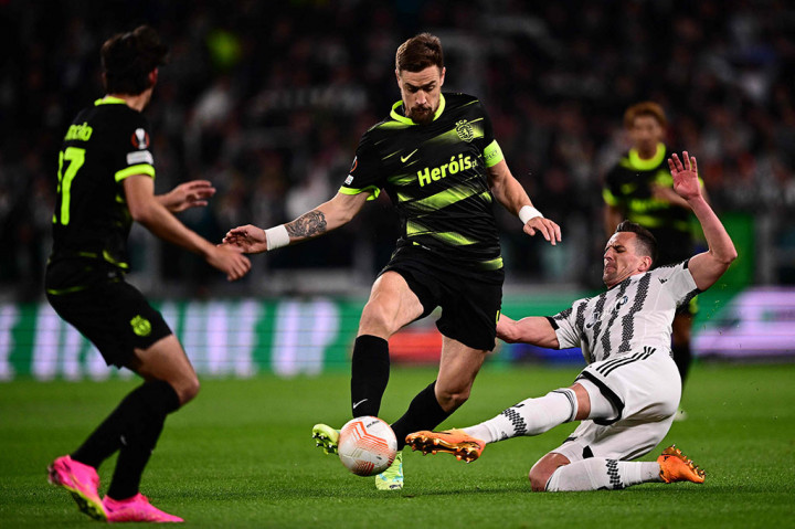 Jual beli serangan terjadi di babak pertama antarkedua kesebelasan. Beberapa peluang tercipta namun belum berbuah gol.