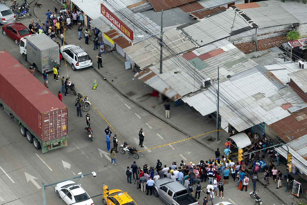 Penyerang bersenjata membunuh tiga sipir di luar penjara di barat daya Ekuador, Kamis, 13 April 2023 waktu setempat, di mana enam narapidana ditemukan tergantung di sel mereka sehari sebelumnya.