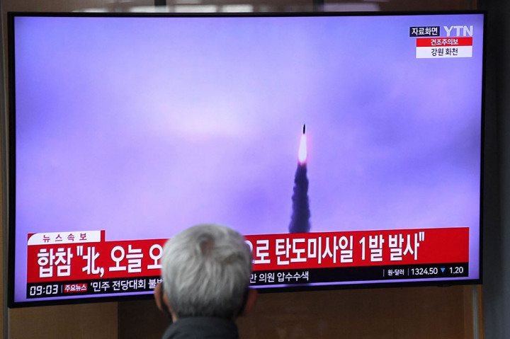 Korea Utara menembakkan rudal balistik ke arah laut, Kamis, 13 April 2023. Uji coba tersebut mendorong Jepang untuk mengeluarkan peringatan kepada penduduk di wilayah Hokkaido utara agar mereka berlindung.