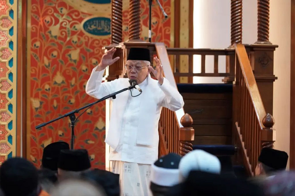 Usai Salat Isya berjemaah di Masjid Agung Baiturrahim, Kota Gorontalo, Wapres memberikan tausiah tentang peristiwa turunnya Alquran sebagai petunjuk bagi manusia secara umum. 