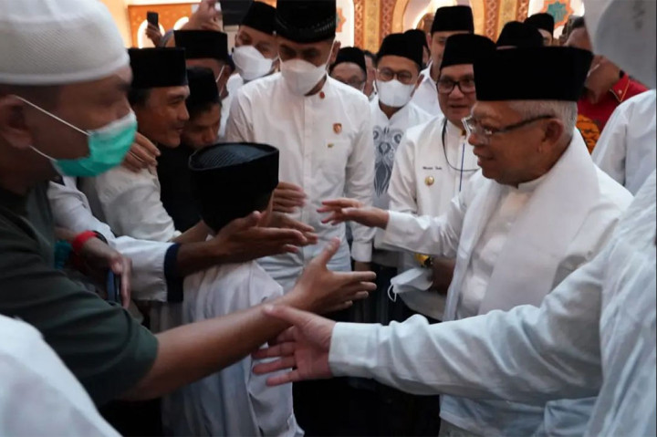 Usai memberikan tausiah, Wapres melaksanakan Salat Tarawih 20 rakaat ditambah Witir 3 rakaat, kemudian setelahnya Wapres menyempatkan diri menyapa jemaah di luar masjid.