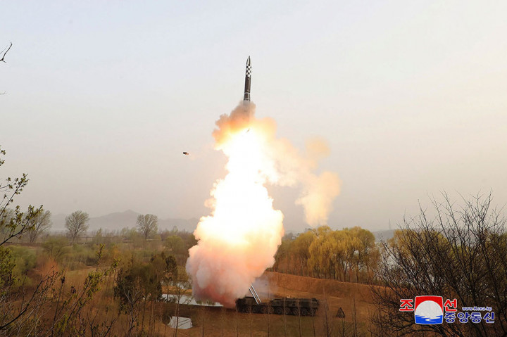 Foto yang diambil pada 13 April 2023 dan dirilis oleh Kantor Berita Pusat Korea (KCNA) resmi Korea Utara pada 14 April menunjukkan uji coba ICBM Hwasung-18 baru di lokasi yang dirahasiakan di Korea Utara.