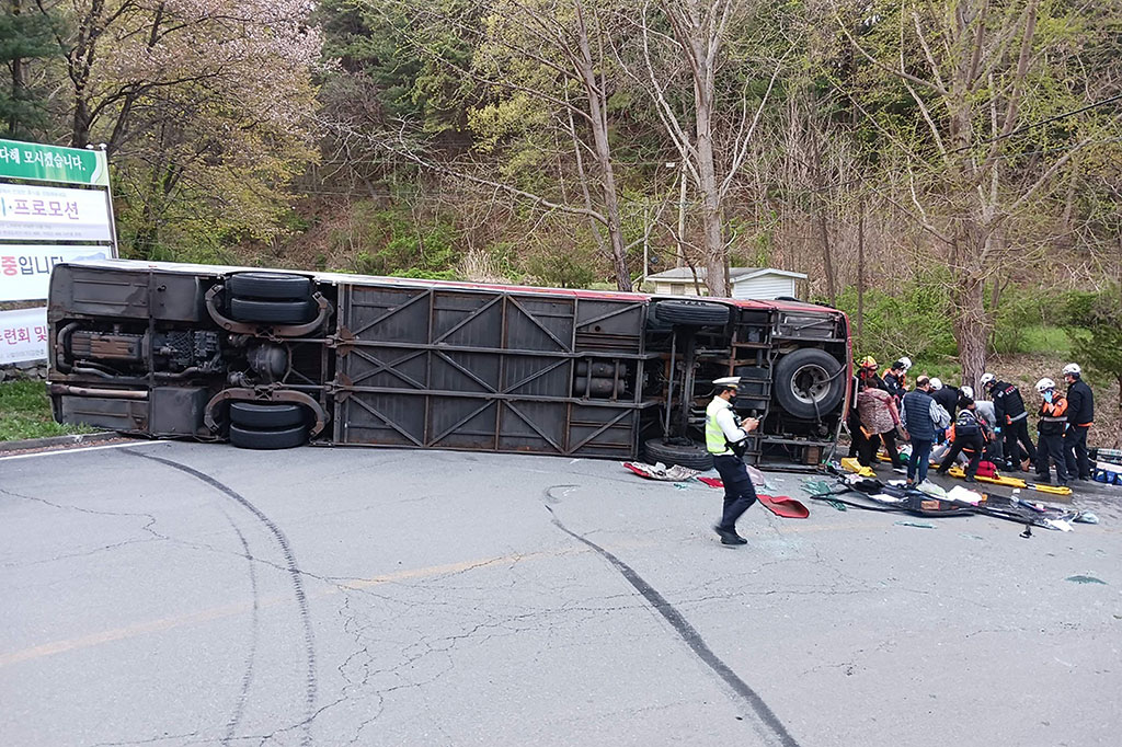 Sebuah bus yang membawa turis Israel terbalik di jalan pedesaan di Korea Selatan tengah, kata polisi setempat kepada AFP pada 14 April, menyebabkan satu orang tewas dan puluhan lainnya terluka.